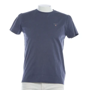 Gant T-Shirt (blau, Gr. S) Baumwolle - gebraucht, mit Logo-Stickerei auf der Brust & Gerippter Rundhalsausschnitt
