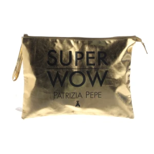 Patrizia Pepe Pochette (gold) Leder - gebraucht, Clutch mit Logo-Print & Schriftzug 'SUPER WOW'