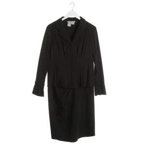 Sportmax Sets (schwarz, Gr. 44) Viskose / Elasthan - gebraucht, Rockanzug mit Reverskragen & Schößchen-Effekt