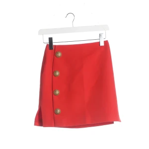 Balmain Röcke (rot, Gr. 32) Viskose - gebraucht, Minirock mit Zierknöpfe in Goldfarben & Reißverschluss am Rücken