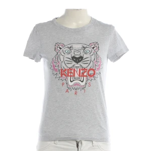 Kenzo Tiger T-Shirts (grau, Gr. XS) Baumwolle - gebraucht, mit Ikonischer Tiger-Print auf der Vorderseite & Roter Kenzo Logo-Schriftzug