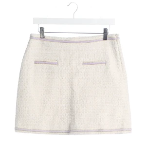 Maje Röcke (beige, Gr. 38) Baumwolle - gebraucht, Minirock mit Zierleisten in Hellviolett & Paspeltaschen vorne
