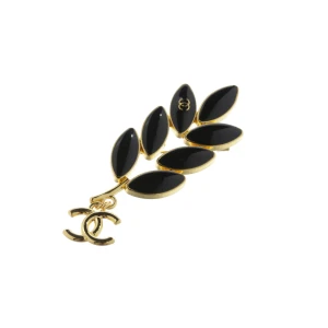 Chanel Broschen (gold) Metall / Emaille - gebraucht, mit Lorbeerzweig-Design & CC-Logo Anhänger