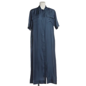 Asceno Kleider (blau, Gr. XS) Seide - gebraucht, Maxikleid mit Brusttaschen mit Klappe & verdeckte Knopfleiste
