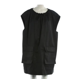 MM6 Kleider (schwarz, Gr. 34) Polyester - gebraucht, mit Kordelzug am Ausschnitt & große aufgesetzte Pattentaschen