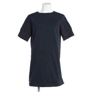 Moncler Kleider (navy, Gr. M) Baumwolle / Polyamid - gebraucht, Jerseykleid mit Logo-Patch am linken Ärmel & Vertikaler Reißverschluss am Rücken