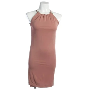 Gucci Kleider (rosa, Gr. M) Polyester - gebraucht, mit Halterneck-Ausschnitt & goldfarbene Metalldetails