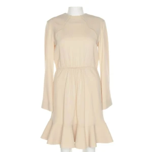 Chloé Kleider (beige, Gr. 38) Seide - gebraucht, Kleid mit Steppnähte an den Schultern & Gekräuselter Rockteil