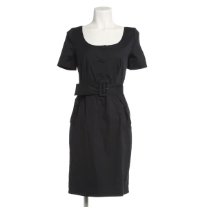 Prada Kleider (schwarz, Gr. 36) Baumwolle - gebraucht, Etui-Kleid mit Knöpfe zum Schließen & Gürtel