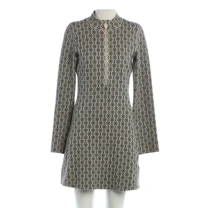 Maje Kleider (creme, Gr. 36) Baumwolle - gebraucht, Strickkleid mit Stehkragen mit Reißverschluss & Ganzflächiges grafisches Muster