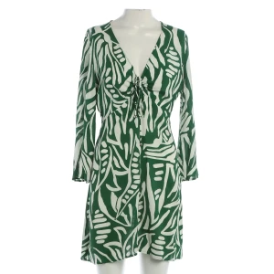 Ba&sh Kleider (grün, Gr. 36) Viskose - gebraucht, Kleid mit V-Ausschnitt mit Bindeband & Fließender Stoff