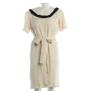 Prada Kleider (beige, Gr. 32) Acetat - gebraucht, Kleid mit kontrastierender schwarzer Kragen bzw. Halsausschnitt & Taillengürtel zum Binden