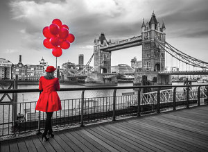 Rote Luftballons vor der Tower Bridge