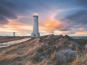 Ravensburger-Puzzle 1500 Teile: Magische Stimmung über dem Leuchtturm von Akranes, Island