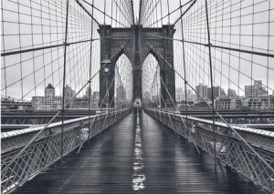 Brücke in schwarz und weiß