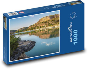 Lagune an einer Felslandschaft