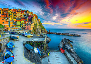 Der Hafen von Manarola bei Sonnenuntergang