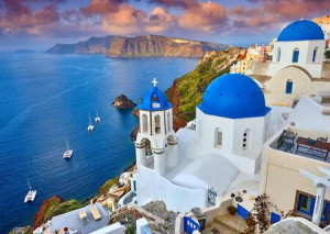 Blick auf Santorini mit Booten, Griechenland