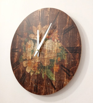 Braune Wanduhr Lilien 30 cm
