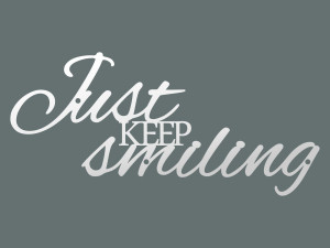 Napis metalowy ścienny Just keep smiling 50 cm - biały matowy