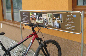 Stojak rowerowy Toscana - 8 stanowisk z szyldem reklamowym