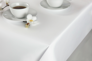 Obrus TB-200 plamoodporny 240x150 cm biały