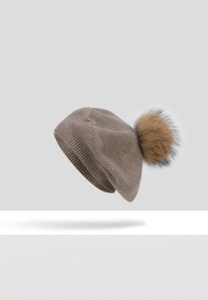 Beżowy beret z pomponem