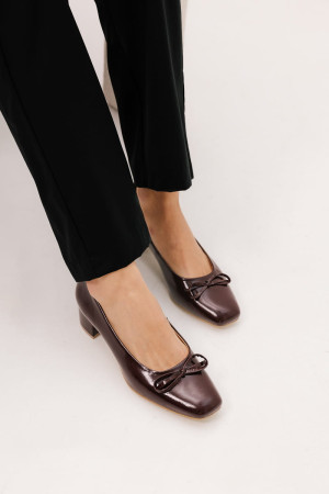 Czółenka ze skóry lakierowanej z kokardka Bowbliss, bordowe