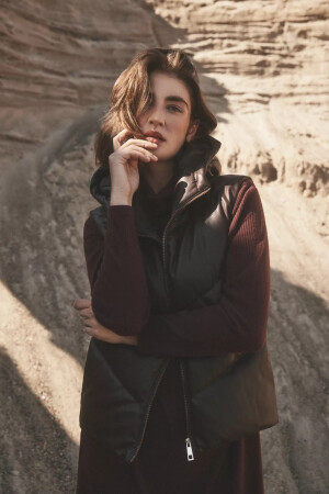 Dopasowana pikowana kamizelka w kolorze brązowym z wygodnym kapturem - MOODO - MOODO