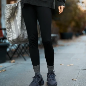 Ostatnie sztuki | Czarne dopasowane legginsy z wiskozy - Legginsy Fitme Black - sklep More'moi - Rozmiar: XS