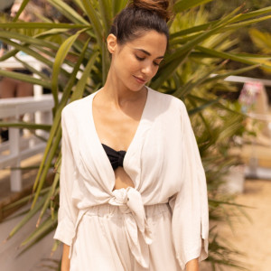 Beżowe, damskie kimono na lato, z domieszką lnu, V neck - Kimono Summer Sand - sklep More'moi - Rozmiar: S/M