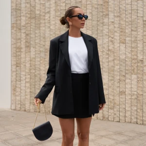 Ostatnie sztuki | Czarna marynarka oversize z 100% wełny merino - Marynarka Robbie Black - sklep More'moi - Rozmiar: XS
