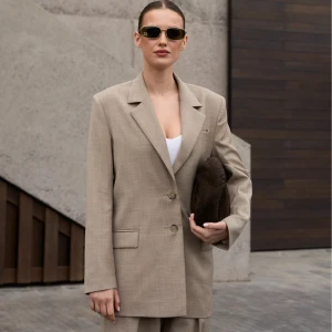 Beżowa marynarka oversize z 100% wełny merino - Marynarka Robbie Mocha White - sklep More'moi - Rozmiar: M