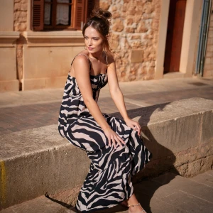 Czarno-biała wiskozowa sukienka maxi na ramiączkach - Sukienka Monaco Black Zebra  - sklep More'moi - Rozmiar: M