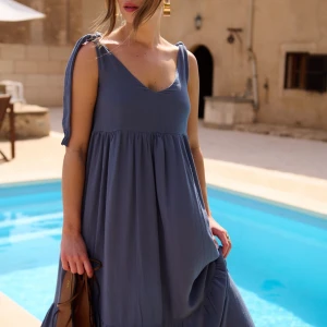Niebieska sukienka maxi z lnem - Sukienka Ruffles Maxi Aqua - sklep More'moi - Rozmiar: S/M