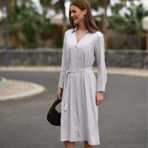 Jasnoszara sukienka koszulowa, szmizjerka midi z kieszeniami - Sukienka Simona Cool Gray - sklep More'moi - Rozmiar: M