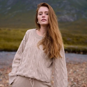 Beżowy sweter oversize z wełny merino, z okrągłym dekoltem - Sweter Charles Almond - sklep More'moi - Rozmiar: M/L