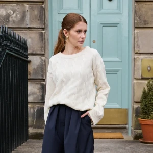 Kremowy sweter oversize z wełny merino, z okrągłym dekoltem - Sweter Charles Cream - sklep More'moi - Rozmiar: M/L