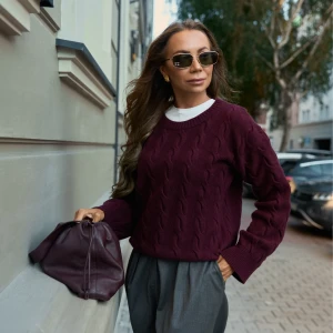 Bordowy sweter oversize z wełny merino, z okrągłym dekoltem - Sweter Charles Deep Wine - sklep More'moi - Rozmiar: L/XL na lato