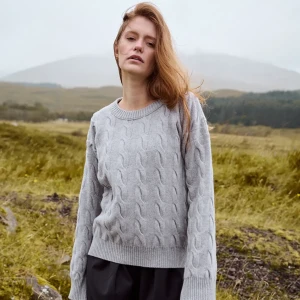Jasnoszary sweter oversize z wełny merino, z okrągłym dekoltem - Sweter Charles Light Grey - sklep More'moi - Rozmiar: S/M