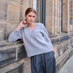 Jasnoszary sweter z wełny merino i kaszmiru z dekoltem w serek - Sweter Jacob Light Grey - sklep More'moi - Rozmiar: M