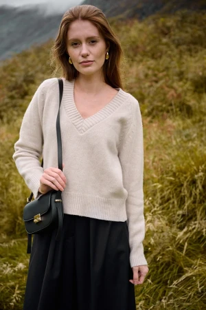 Beżowy sweter z wełny merino i kaszmiru z dekoltem w serek - Sweter Jacob Linen - sklep More'moi - Rozmiar: M