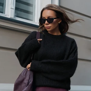 Czarny sweter wełniany oversize z alpaką - Sweter Lorette Black - sklep More'moi - Rozmiar: L/XL na lato