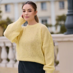 Pastelowy żółty sweter wełniany oversize z alpaką - Sweter Lorette Butter - sklep More'moi - Rozmiar: S/M