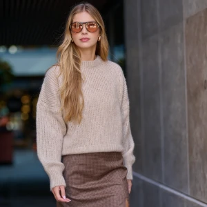 Beżowy sweter wełniany oversize z alpaką - Sweter Lorette Light Beige - sklep More'moi - Rozmiar: M/L