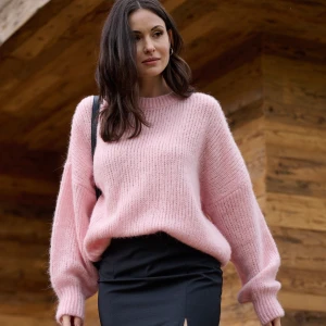 Jasnoróżowy sweter wełniany oversize z alpaką - Sweter Lorette Peony Pink - sklep More'moi - Rozmiar: M/L