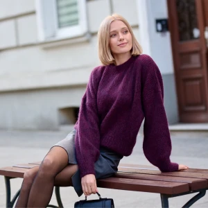 Śliwkowy sweter wełniany oversize z alpaką - Sweter Lorette Plum - sklep More'moi - Rozmiar: S/M