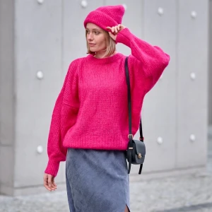 Różowy sweter wełniany oversize z alpaką - Sweter Lorette Vivid Pink - sklep More'moi - Rozmiar: S/M