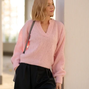 Jansnoróżowy sweter wełniany z alpaką z dekoltem w serek - Sweter Madeline Peony Pink - sklep More'moi - Rozmiar: M/L