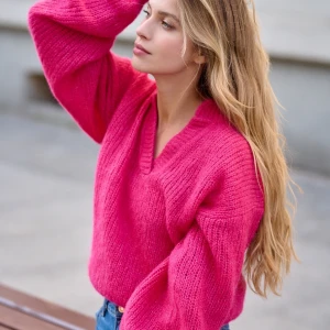 Różowy sweter wełniany z alpaką z dekoltem w serek - Sweter Madeline Vivid Pink - sklep More'moi - Rozmiar: L/XL na lato